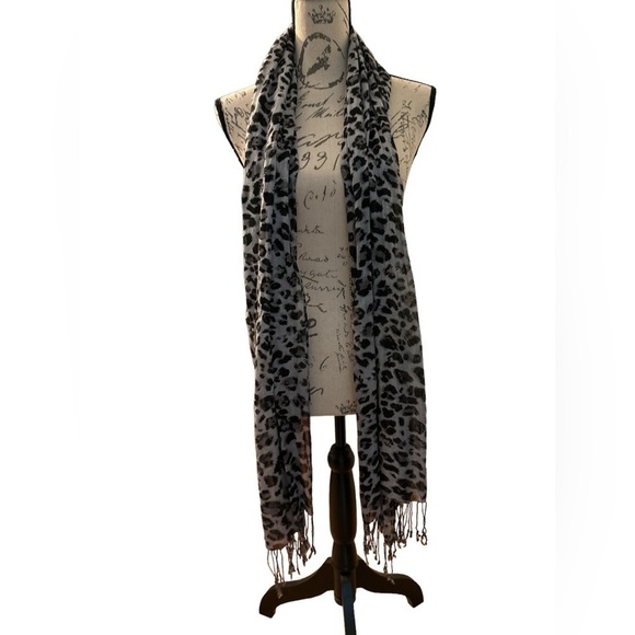 Scarf, animal print, gray, black, muted purple. Very long with fringe. Viscose - Picture 4 of 4